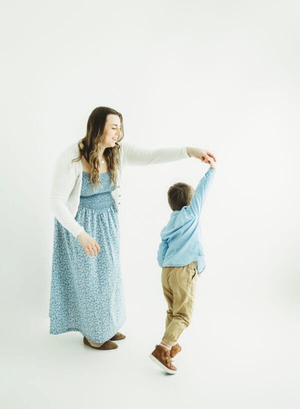markham lifestyle photogrpaher toddler dancing with his mom